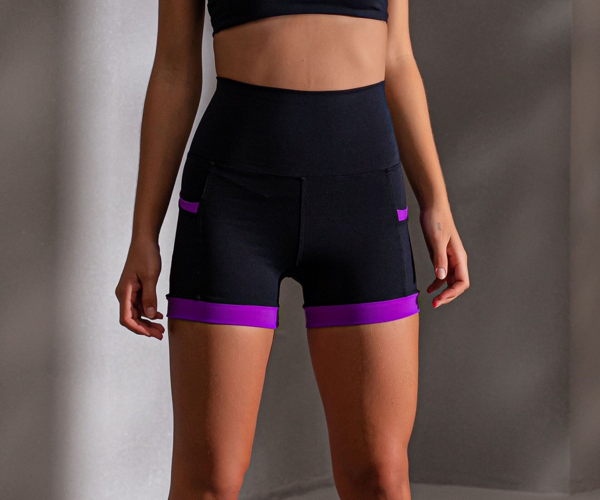 SHORT LIZ PRETO COM VIOLETA