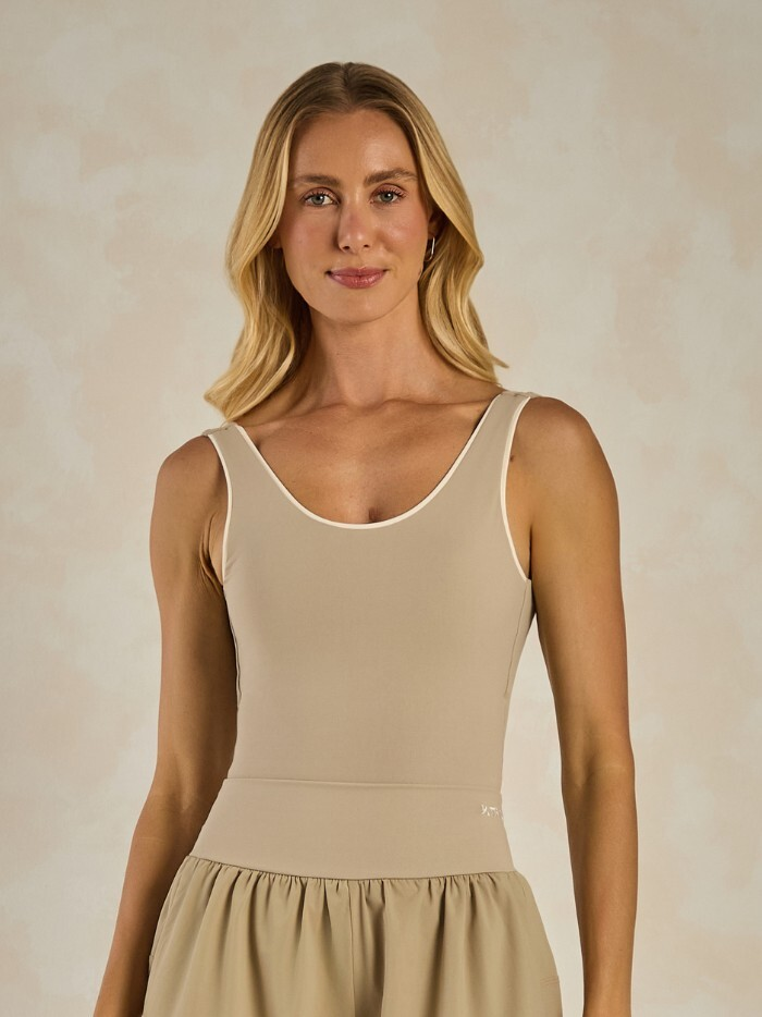 CAMISETA BIA BEGE COM OFF