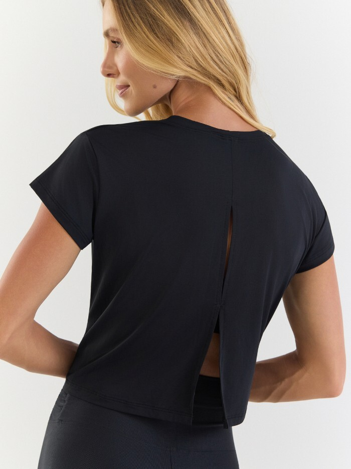 Alternative view of CROPPED MAISA PRETO